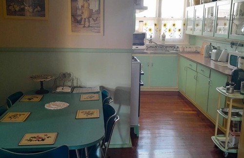 South Bunbury Cottage | Albert Road Cottage: Comfy, vintage home near water & town