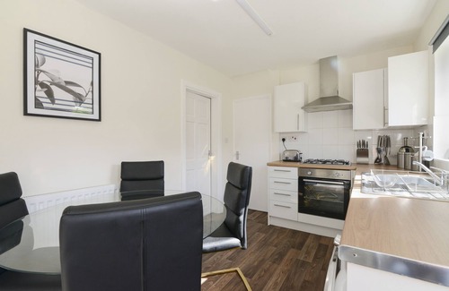 Newark upon Trent House | Alderton House - Spacious 3 Bed with Parking