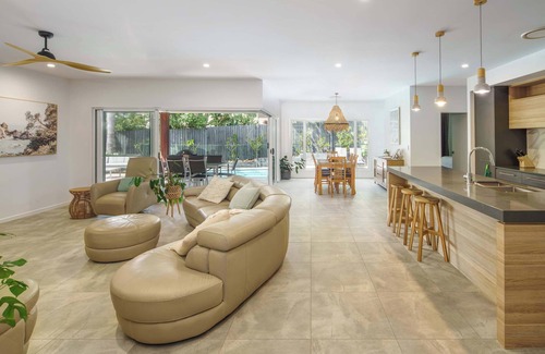 Alexandra Headland House | Alex Beachside Getaway - 15min walk > Sand & Surf