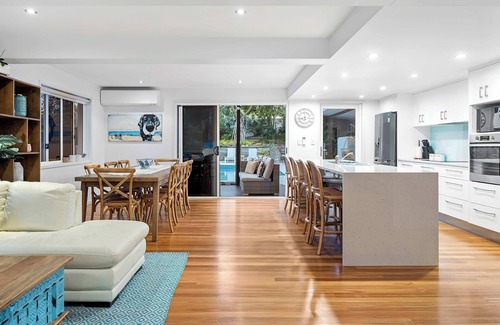 Alexandra Headland House | Alex Poolside Luxury: Pet friendly + Walk to beach