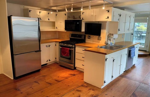Off Broadway House | Alexander Hamilton Slept Here - 5-bedroom house with AC in downtown Newport