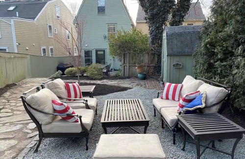 Off Broadway House | Alexander Hamilton Slept Here - 5-bedroom house with AC in downtown Newport