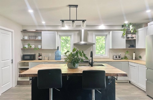 Whitney House | Algonquin Paradise. Perfect for Multi-families, near Algonquin Park + Hot Tub