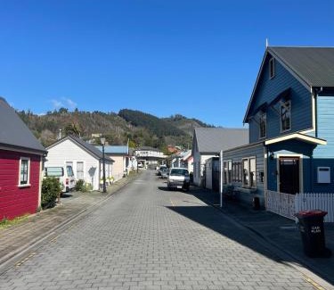 Nelson Apartment | Alice Cottage - South St Townhouse Treasure in the Heart of Nelson