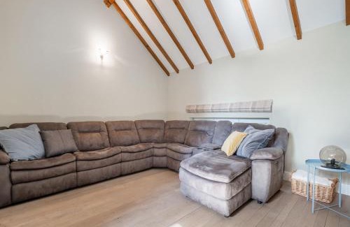 Alken House | Alken Farm Stay with Terrace