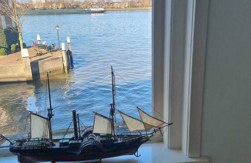 Dordrecht Apartment | All Exclusive Riverview Apartment (4 persons) in historic Dordrecht