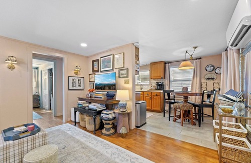 Mount Dora Cottage | All In The Details: Modern Amenities, Close to Downtown. Pet Friendly!