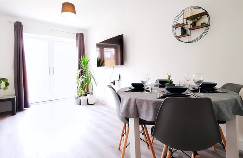 Chorlton-on-Medlock House | ALL NEW Stylish Townhouse 5mins To Manchester City Centre