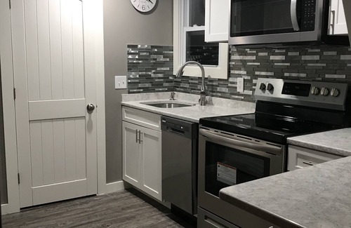 Narragansett House | All Season Rental ! Renovated; 5 min.Walk to Scarborough beach!