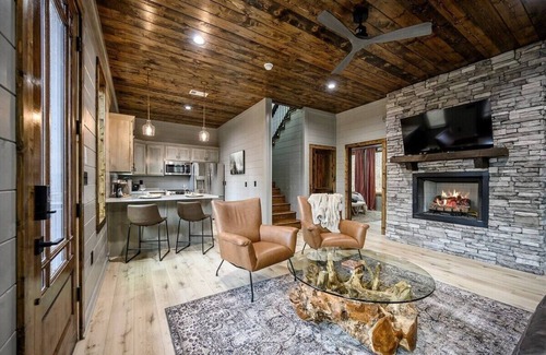 Pickens Cabin | All the Vibes + 2 Story + Shuffle Board + Split Floor Plan + Ride to ATV Trails