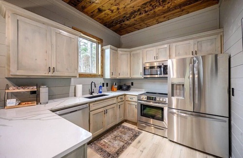 Pickens Cabin | All the Vibes + 2 Story + Shuffle Board + Split Floor Plan + Ride to ATV Trails