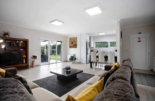 Caldas da Rainha Villa | Alluring Villa with Private Pool, Garden and Coast