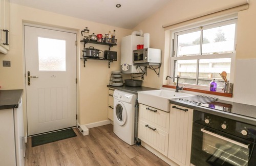 Tyndrum Cottage | ALMA COTTAGE, pet friendly, with a garden in Tyndrum