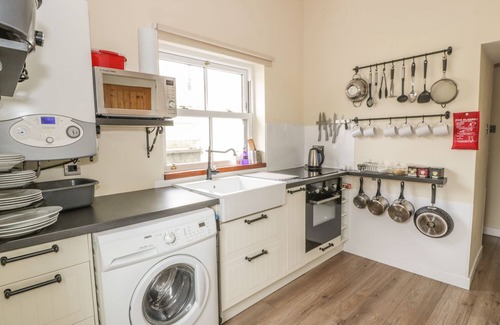 Tyndrum Cottage | ALMA COTTAGE, pet friendly, with a garden in Tyndrum