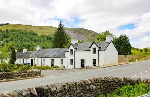 Tyndrum Cottage | ALMA COTTAGE, pet friendly, with a garden in Tyndrum