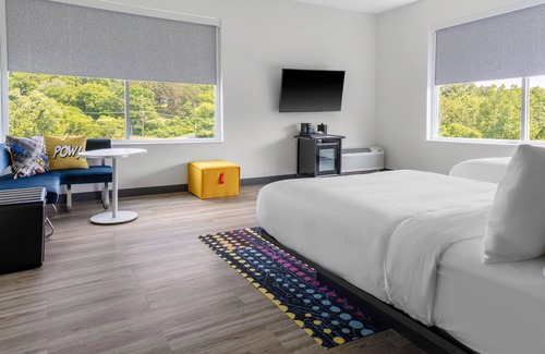 Merry Oaks Hotel | Aloft Nashville Airport