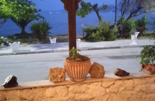 Nea Anchialos House | Alonaki Seafront Cottage
