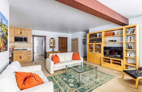 Crested Butte Ski Chalet | Alpen Edelweiss Chalet: A pet-friendly luxury apartment 5 mins. to trails & town