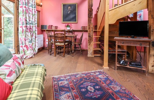 Newcastle-on-Clun Cottage | ALPINE COTTAGE, pet friendly, character holiday cottage in Beguildy