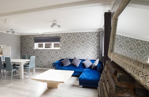Hockley Heath House | ALTIDO Spectacular 4-bed house w/ Patio & Parking