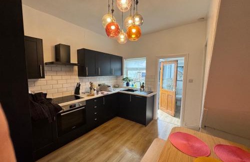 Trafford Apartment | Altrincham House - 2BR - Sleeps 6 - WiFi - Parking