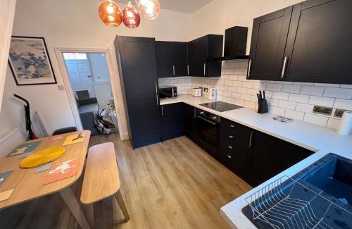 Trafford Apartment | Altrincham House - 2BR - Sleeps 6 - WiFi - Parking