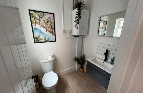Trafford Apartment | Altrincham House - 2BR - Sleeps 6 - WiFi - Parking