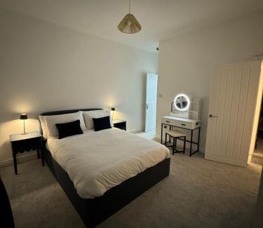 Trafford Apartment | Altrincham House - 2BR - Sleeps 6 - WiFi - Parking