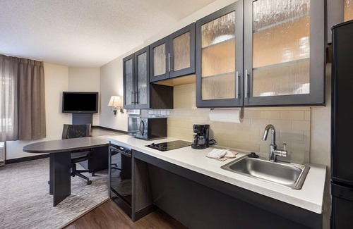 Waukegan House | Always a Great Idea To Unwind, Kitchen, Pets Allowed, Private Parking