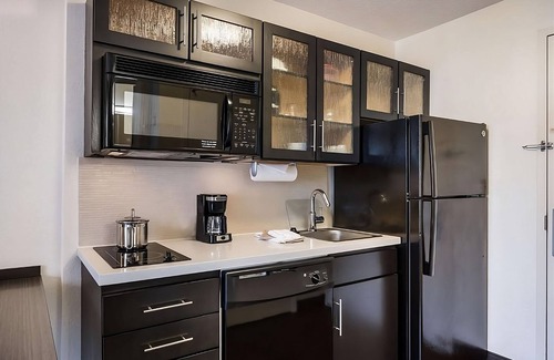 Waukegan House | Always a Great Idea To Unwind, Kitchen, Pets Allowed, Private Parking