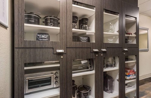 Waukegan House | Always a Great Idea To Unwind, Kitchen, Pets Allowed, Private Parking