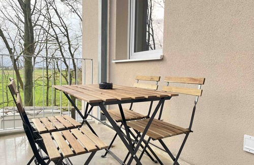 Amberg Apartment | (AM1036) Modern fitters' apartment with balcony
