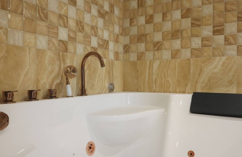 Blloku Apartment | Amaris Deluxe Suite with Spa Bath