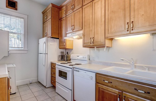 Thomas Square Apartment | Amazing 1 Bed in Starland, Heated Pool Access