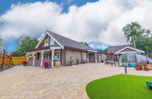 Pentney Villa | Amazing 14 Berth Villa With Private Pool At Pentney Lakes In Norfolk Ref 34079A