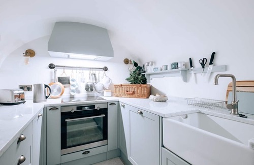 Lancaster Gate Apartment | Amazing 2 Bed Apartment, Moments From Hyde Park!