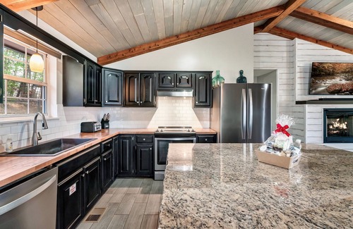 Wears Valley Cabin | Amazing 2 Cabin Home Rental in Wears Valley! hot tub, large covered patio