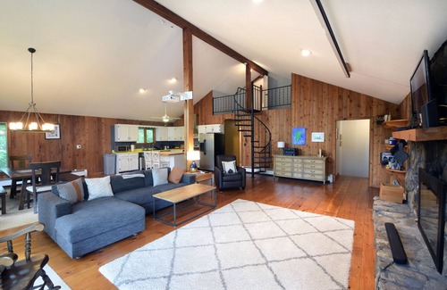 Londonderry Ski Chalet | Amazing 3-Level Chalet; 2 Kitchens, 2 Decks, HOT TUB, 5 Ski Mountains, Pets OK