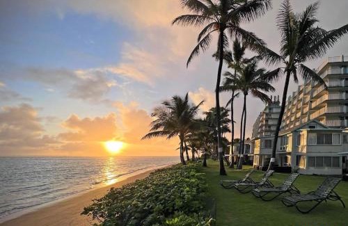 Punaluu House | Amazing Beachfront Condo by Pool
