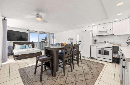 Punaluu House | Amazing Beachfront Condo with AC