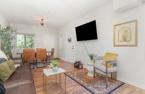 East Price Hill Apartment | Amazing Downtown Views - 3 Minutes to Downtown!