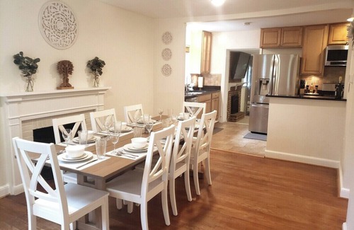 Annandale House | Amazing Escape - 6BD, 5BDR, Private Deck near DC