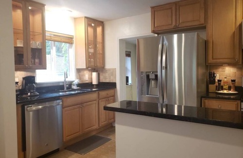 Annandale House | Amazing Escape - 6BD, 5BDR, Private Deck near DC