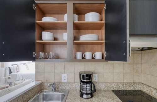 Gateway Apartment | Amazing Gateway Studio w/Gym, Pool, nr Movies, by Blueground