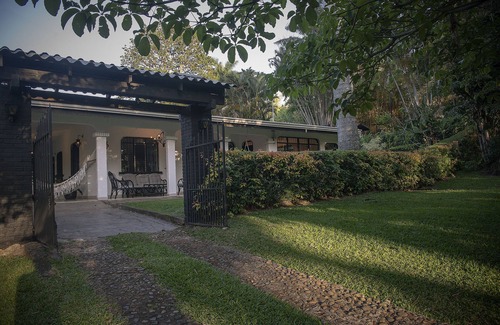 San Antonio de Belen House | Amazing getaway in the city, 15 min to the airport, Natural Getaway!