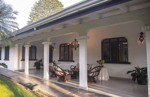 San Antonio de Belen House | Amazing getaway in the city, 15 min to the airport, Natural Getaway!