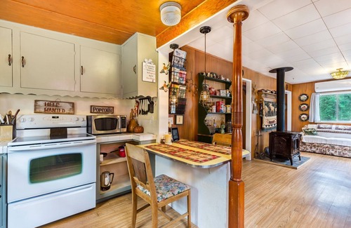 Julian Cabin | Amazing Historic Cabin Nestled In The Heart Of Julian Pets ok Quiet and secluded