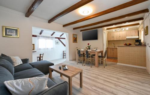 Jalzabet House | Amazing Home In Jalzabet With Wifi