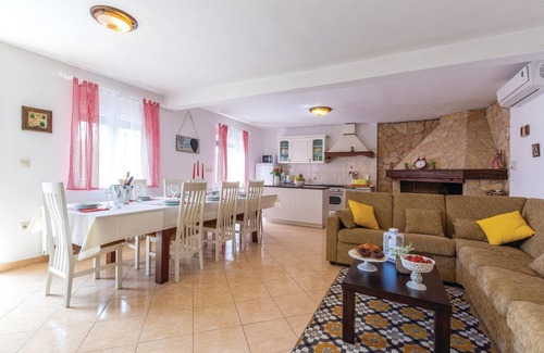 Sestanovac House | Amazing home in Katuni with kitchen