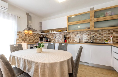 Vrlika House | Amazing home in Vrlika with WiFi